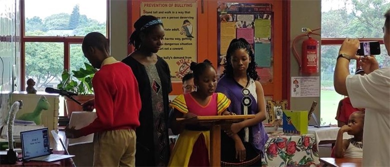 南非學(xué)生介紹南非。