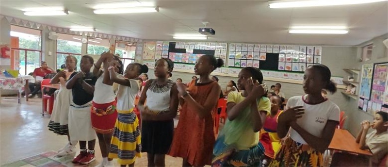 南非學(xué)生展示民族服飾，合唱《聽(tīng)我說(shuō)謝謝你》。