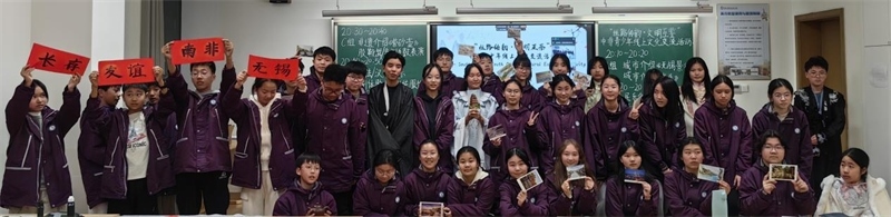 中南學(xué)生合影留念。