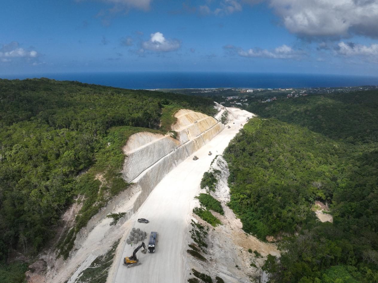 圖為中企承建的牙買(mǎi)加蒙特哥貝繞城路項(xiàng)目基層試驗(yàn)段正在進(jìn)行攤鋪和碾壓施工，相關(guān)施工工作已于近日順利完成。中國(guó)港灣美洲區(qū)域公司供圖