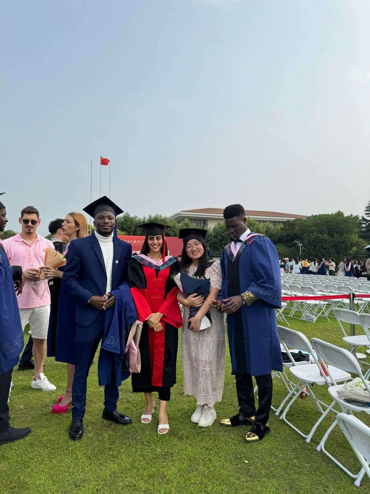 卡友琪（右三）在中國獲得學(xué)位后與同學(xué)合影。受訪者供圖