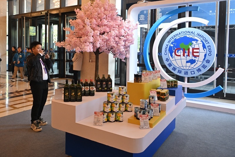 參會(huì)嘉賓在“進(jìn)博會(huì)走進(jìn)湖北”活動(dòng)主題推介會(huì)展區(qū)拍攝。人民網(wǎng)記者 翁奇羽攝