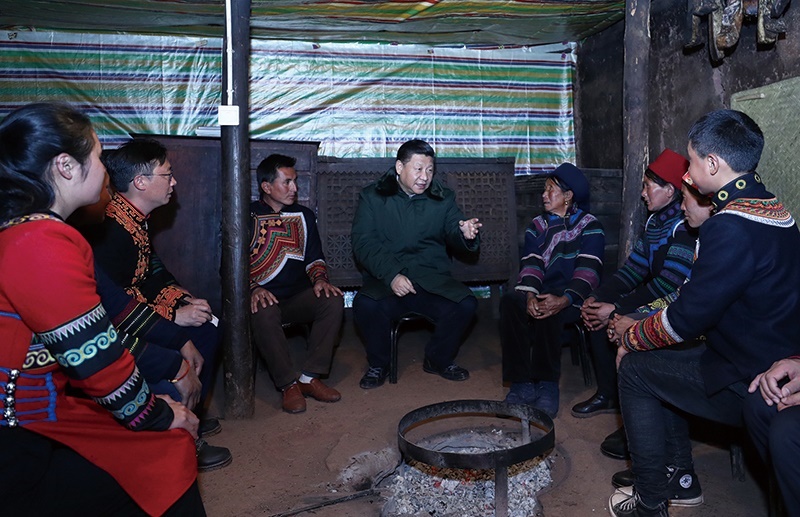 △2018年2月11日，四川涼山彝族自治州昭覺縣三岔河鄉(xiāng)三河村，習(xí)近平總書記來到村民節(jié)列俄阿木家中看望。