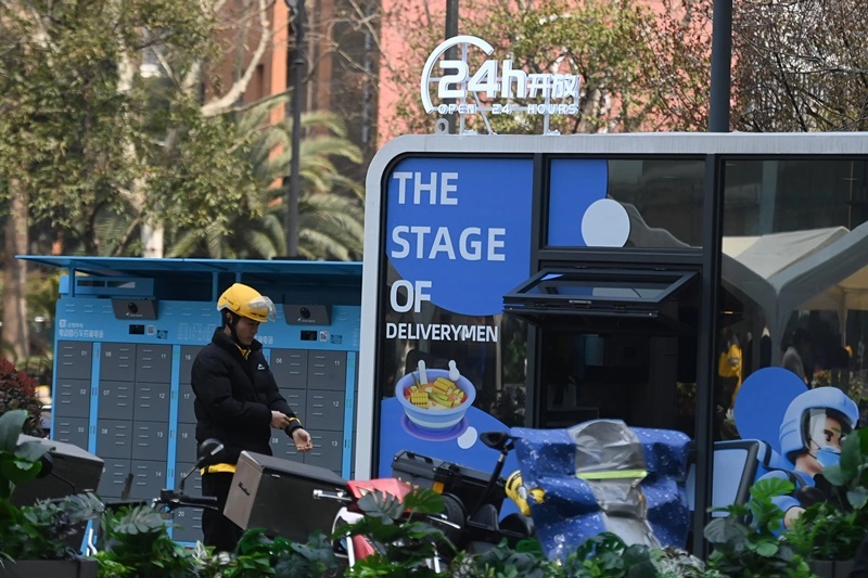 2024年3月15日，位于浙江杭州城西銀泰城廣場(chǎng)的“小哥驛站”正式啟用，網(wǎng)約車司機(jī)等新就業(yè)形態(tài)勞動(dòng)者可在此短暫休憩、補(bǔ)給。