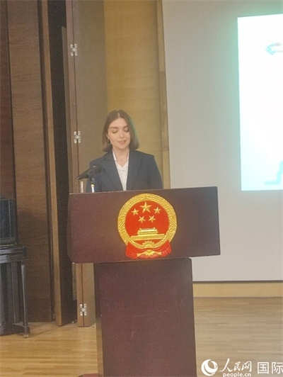 意方學(xué)生代表白綺花發(fā)言。人民網(wǎng)記者 鄭彬攝