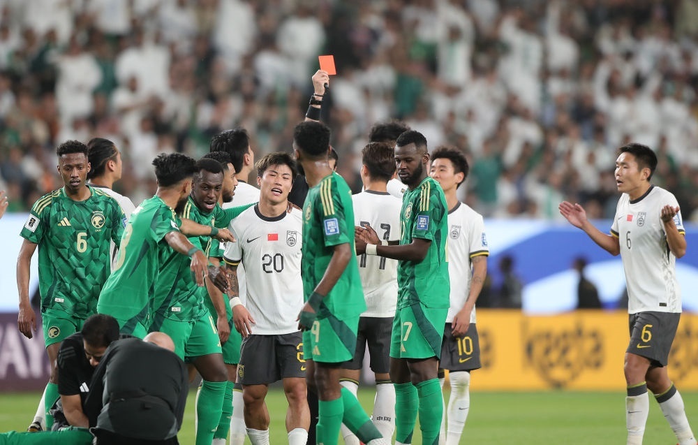 3月20日，主裁判向中國隊球員林良銘出示紅牌。新華社記者 王東震 攝