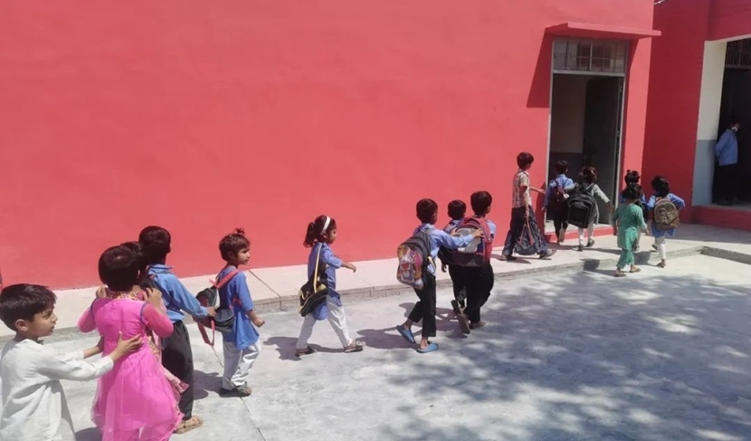 同學們走進修繕一新的校園。中國電建集團湖北工程有限公司供圖