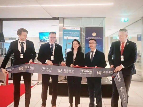 中國駐挪威大使侯悅(中)出席海航奧斯陸—北京直航開航儀式。中國駐挪威大使館供圖