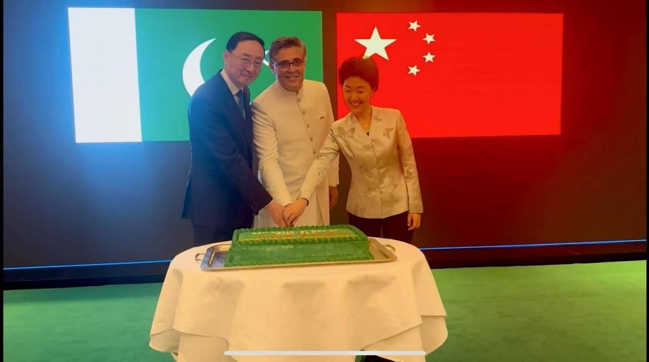 外交部副部長孫衛(wèi)東（左）、巴基斯坦駐華大使卡里爾·哈什米（中）、中聯(lián)部副部長孫海燕（右）共切蛋糕。巴基斯坦駐華大使館供圖
