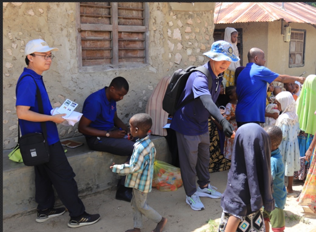 專家組向村民發(fā)放健康教育手冊(cè)和健康教育用品。專家組供圖