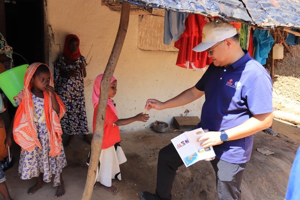 專家組向村民發(fā)放健康教育手冊(cè)和健康教育用品。專家組供圖