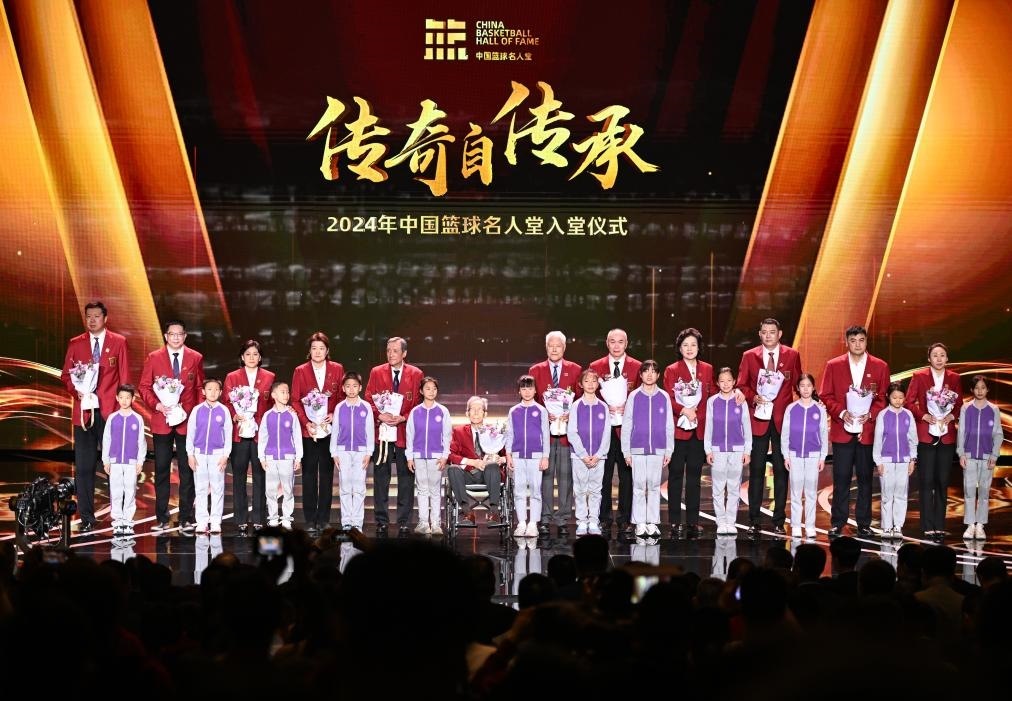 3月23日，在場的各屆中國籃球名人堂入堂人物在入堂儀式上合影留念。新華社記者 陳鐘昊 攝