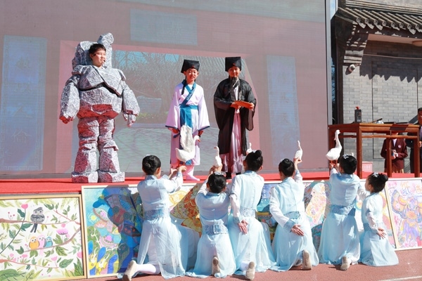 展覽開幕式上，府學(xué)學(xué)子上演情景劇《鵝池》。府學(xué)胡同小學(xué)供圖