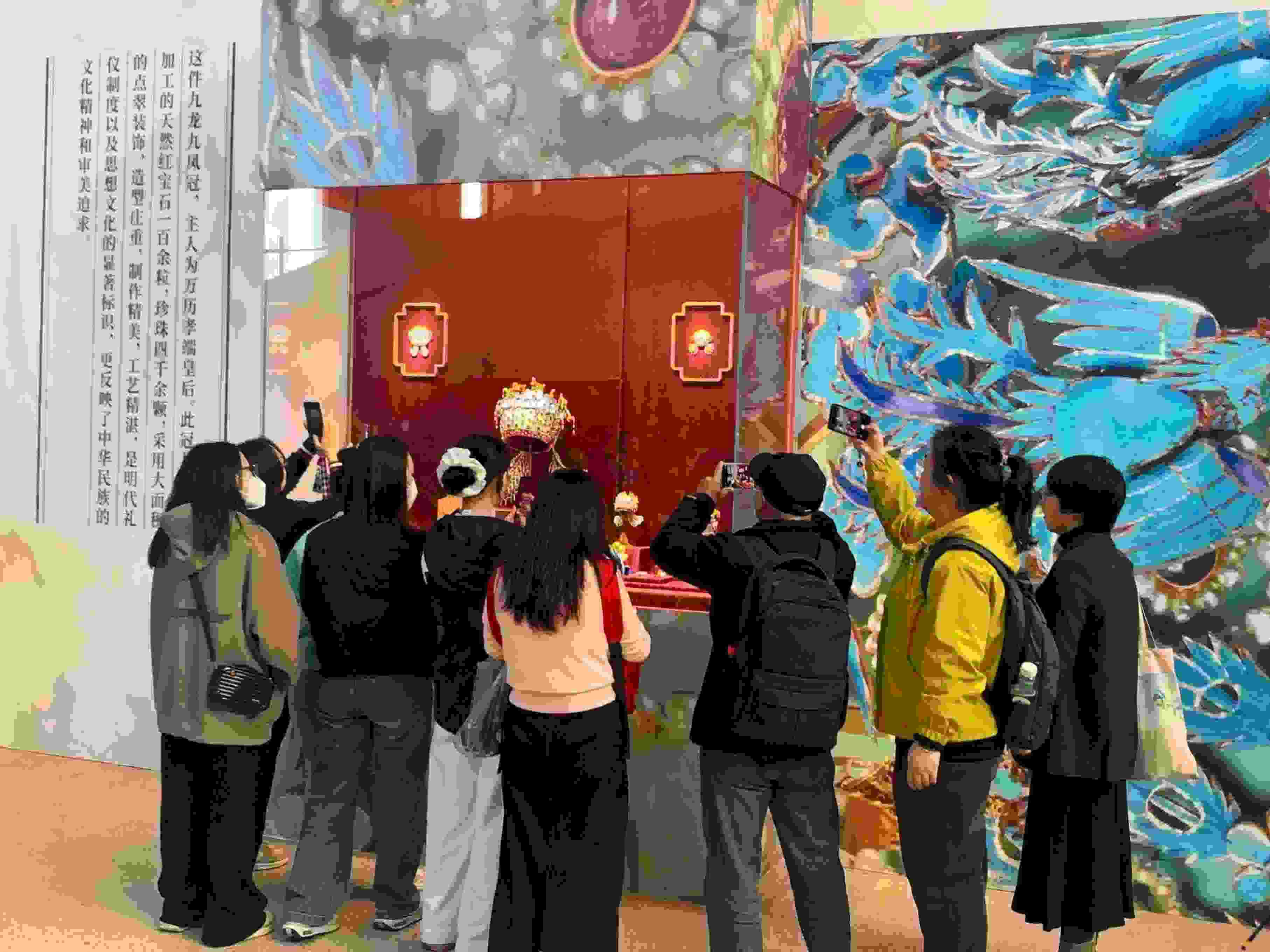 觀眾參觀國(guó)博鳳冠系列文創(chuàng)產(chǎn)品。人民網(wǎng)記者 劉穎穎攝