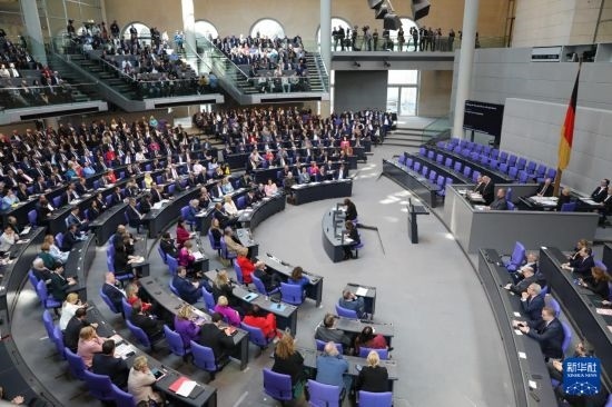 3月25日，在德國(guó)柏林，新一屆德國(guó)聯(lián)邦議院成立并召開(kāi)首次全體會(huì)議。新華社記者 杜哲宇 攝