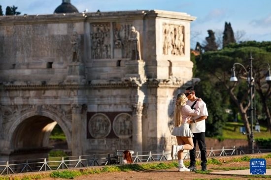 3月25日，在意大利羅馬，情侶在君士坦丁凱旋門前留影。新華社記者 李京 攝