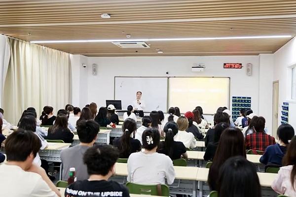 深圳職業(yè)技術(shù)大學(xué)黨委副書記、校長(zhǎng)許建領(lǐng)為學(xué)生授課。學(xué)校供圖