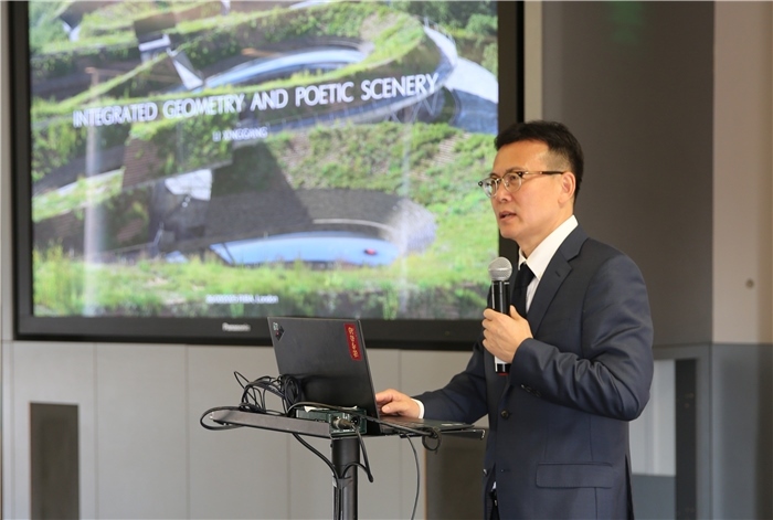 李興鋼院士做題為《勝景幾何》的主旨報告?；顒又鬓k方供圖