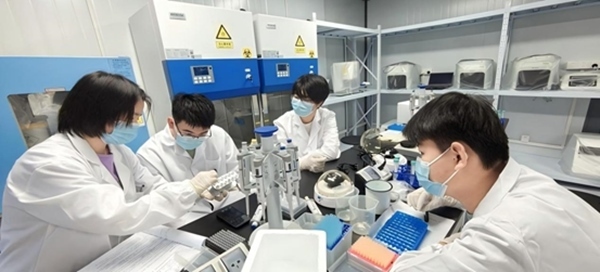 “個體基因解密實驗”預(yù)實驗課堂。東華大學(xué)供圖