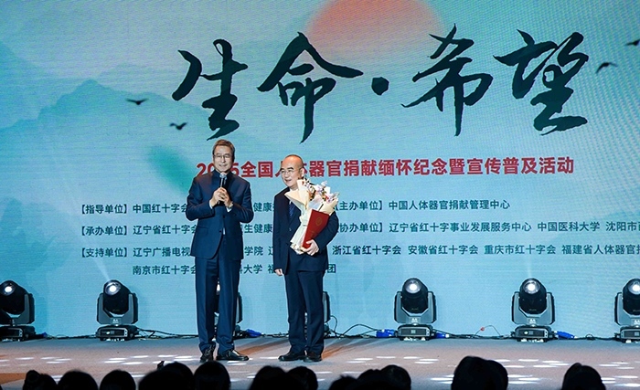 中國(guó)紅十字會(huì)副會(huì)長(zhǎng)白巖松在現(xiàn)場(chǎng)采訪“人民英雄”張定宇教授。主辦方供圖