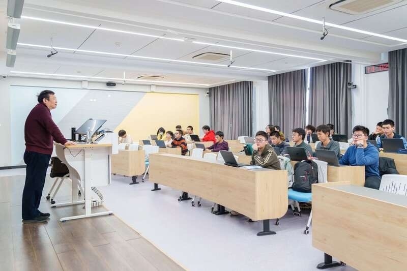 北航面向全校本科生開設(shè)《人工智能導(dǎo)論》通識必修課。校方供圖