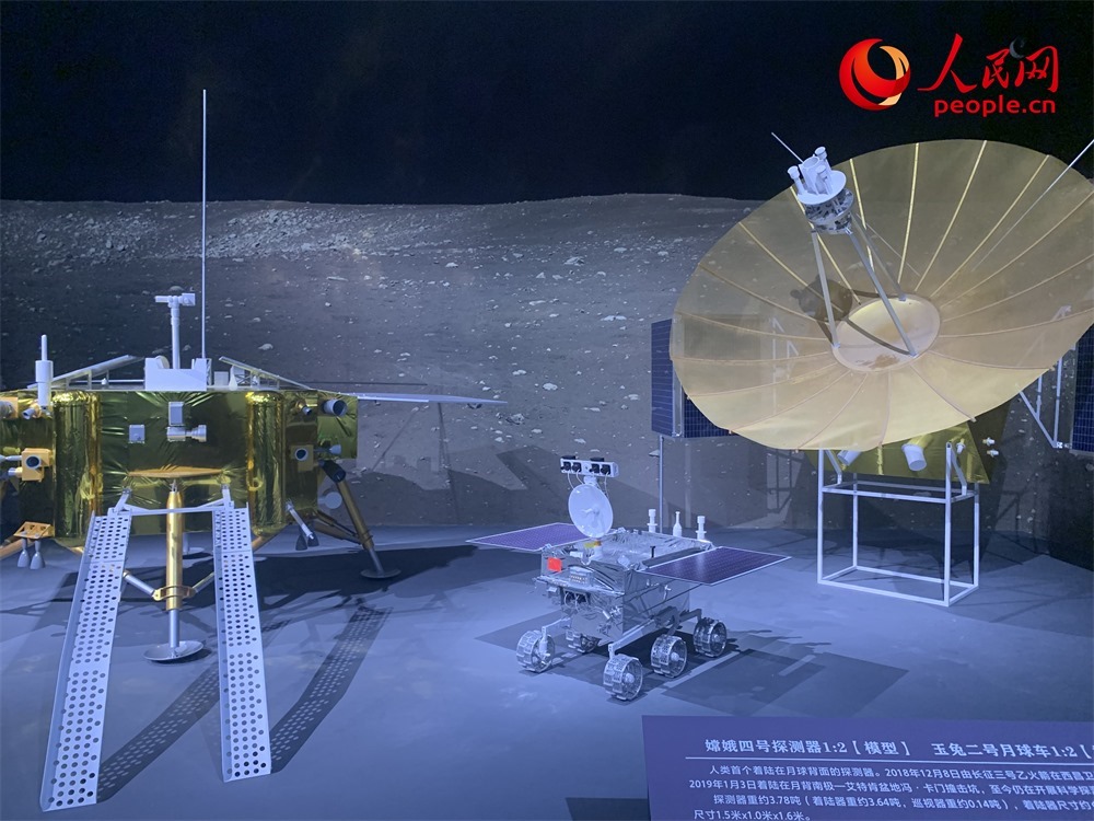 “九天攬?jiān)隆袊?guó)探月工程20年”展廳現(xiàn)場(chǎng)。人民網(wǎng)記者 韋衍行攝