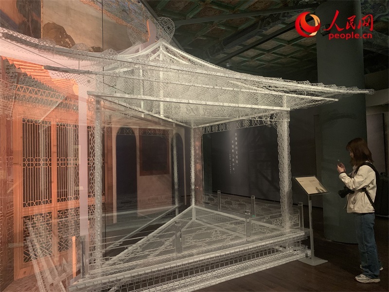 游客在故宮博物院參觀展覽。人民網(wǎng)記者 韋衍行攝