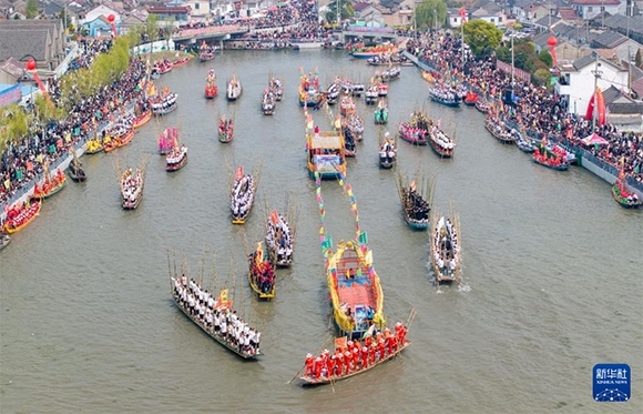 ?4月4日，選手在參加茅山會船盛會（ 無人機(jī)照片）。?新華社發(fā)（顧繼紅 攝）