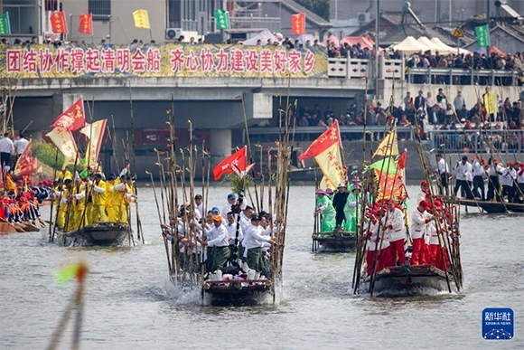 ?4月4日，選手在參加茅山會船盛會。新華社發(fā)（湯德宏 攝）