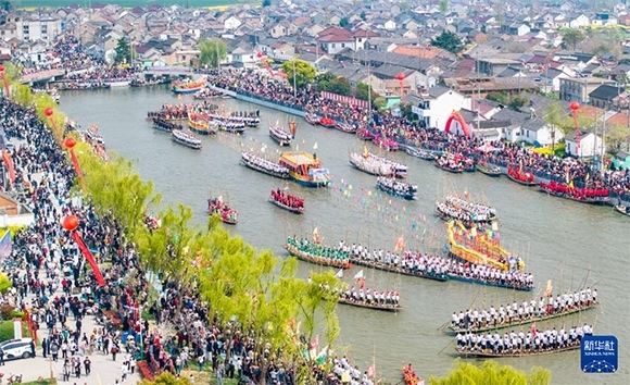 4月4日，選手在參加茅山會船盛會（無人機(jī)照片）。?新華社發(fā)（周社根 攝）