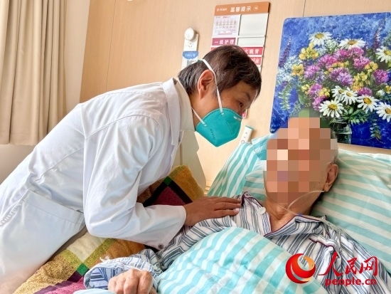 秦苑查房時(shí)詢問患者情況。人民網(wǎng) 陳葉欣攝