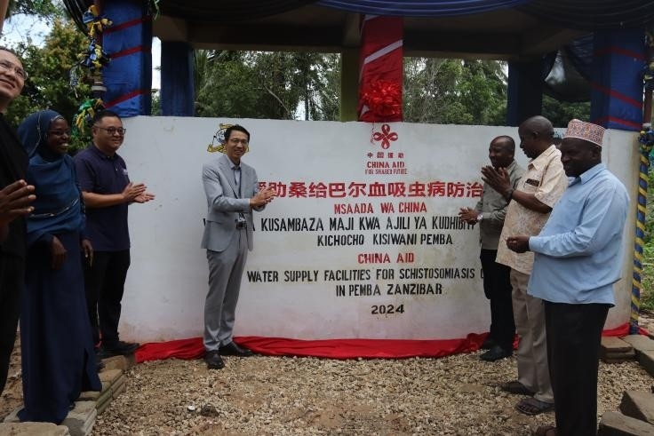 中國援助桑給巴爾血吸蟲病防治技術項目安全供水工程揭牌儀式日前在當?shù)嘏e行。 施亮攝