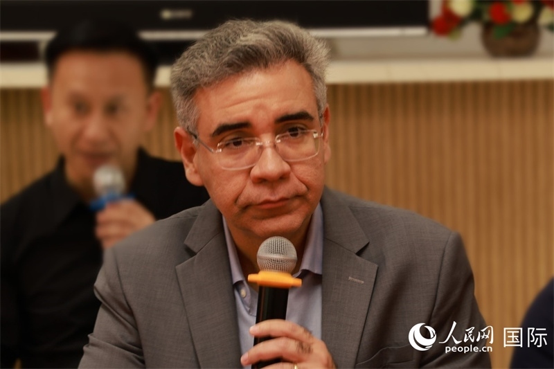 巴西弗魯米嫩塞聯(lián)邦大學(xué)教授、中國問題專家埃萬德羅·卡瓦略在座談會上致辭。人民網(wǎng)記者 陳海琪攝