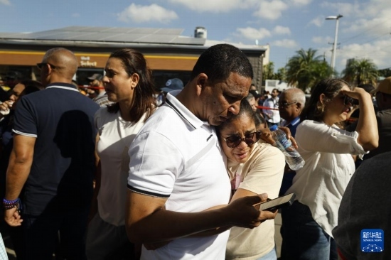  4月8日，人們聚集在多米尼加首都圣多明各的夜總會(huì)屋頂坍塌事故現(xiàn)場(chǎng)附近。新華社發(fā)