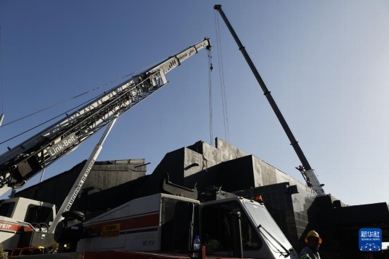  4月8日，救援人員在多米尼加首都圣多明各的夜總會(huì)屋頂坍塌事故現(xiàn)場(chǎng)工作。新華社發(fā)