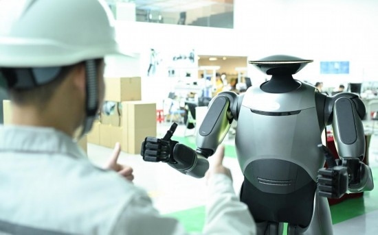 在廣汽研究院，人形機(jī)器人團(tuán)隊(duì)的周仁義在演示GoMate機(jī)器人互動(dòng)功能（新華社記者 鄧華 攝）