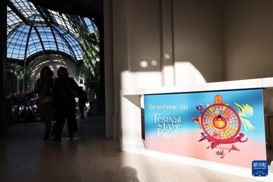 4月11日，人們?cè)诜▏?guó)巴黎大皇宮參加2025巴黎書(shū)展。新華社記者 高靜 攝