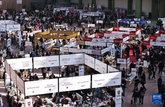 4月11日，人們?cè)诜▏?guó)巴黎大皇宮參加2025巴黎書(shū)展。新華社記者 高靜 攝