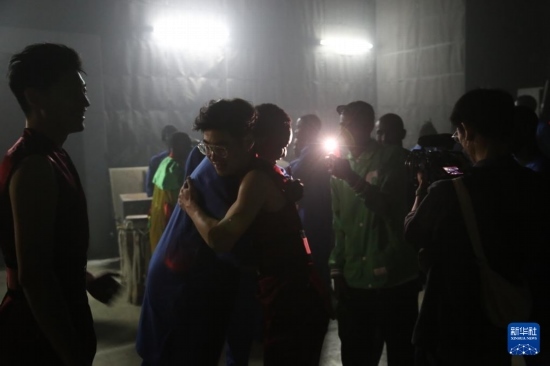 4月10日，在塞內(nèi)加爾首都達(dá)喀爾的國(guó)家大劇院，中央音樂(lè)學(xué)院進(jìn)擊打擊樂(lè)團(tuán)成員與塞內(nèi)加爾杜杜·恩迪亞耶·羅斯打擊樂(lè)團(tuán)成員在演出后臺(tái)擁抱。新華社記者 司源 攝