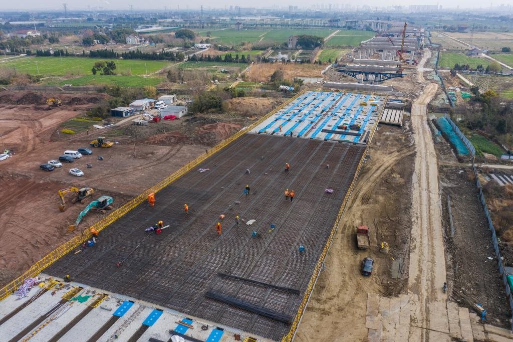 3月7日，在524國道秀洲王江涇至新塍公路工程TJ02標段，作業(yè)人員正在進行60米鋼混組合梁現(xiàn)澆橋面板鋼筋焊接及綁扎作業(yè)（無人機照片）。新華社記者 徐昱 攝