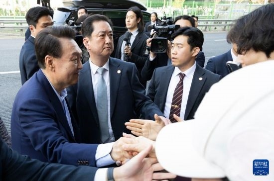 4月11日，韓國前總統(tǒng)尹錫悅（左一）在離開首爾漢南洞官邸時(shí)與支持者握手。新華社發(fā)（全休相攝）