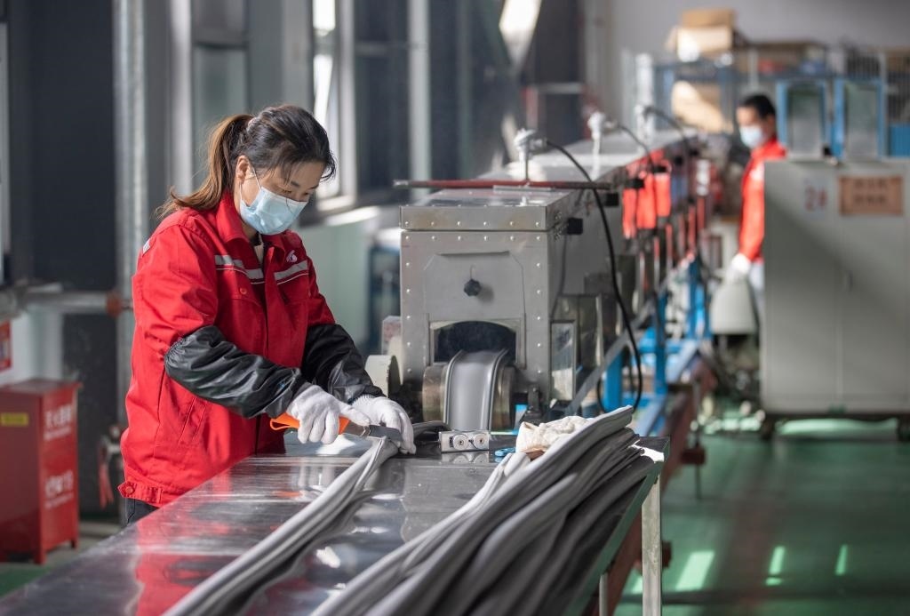 3月27日，在位于寧夏賀蘭工業(yè)園區(qū)的湯姆森電氣有限公司生產(chǎn)車間內(nèi)，工作人員制作硅膠絕緣護套。新華社記者 楊植森 攝