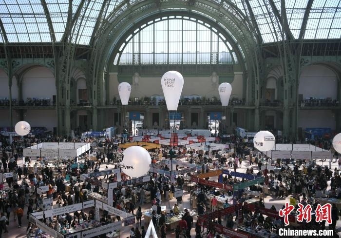 當?shù)貢r間4月11日，2025年巴黎圖書節(jié)在巴黎大皇宮揭幕。圖為巴黎大皇宮的圖書節(jié)現(xiàn)場。中新社記者 李洋 攝