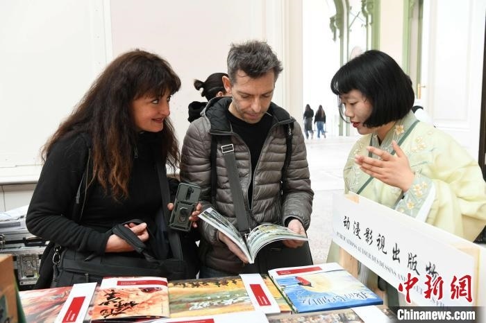 當?shù)貢r間4月11日，2025年巴黎圖書節(jié)在巴黎大皇宮揭幕。中國出版代表團攜千余種中國精品圖書亮相展會。 中新社記者 李洋 攝
