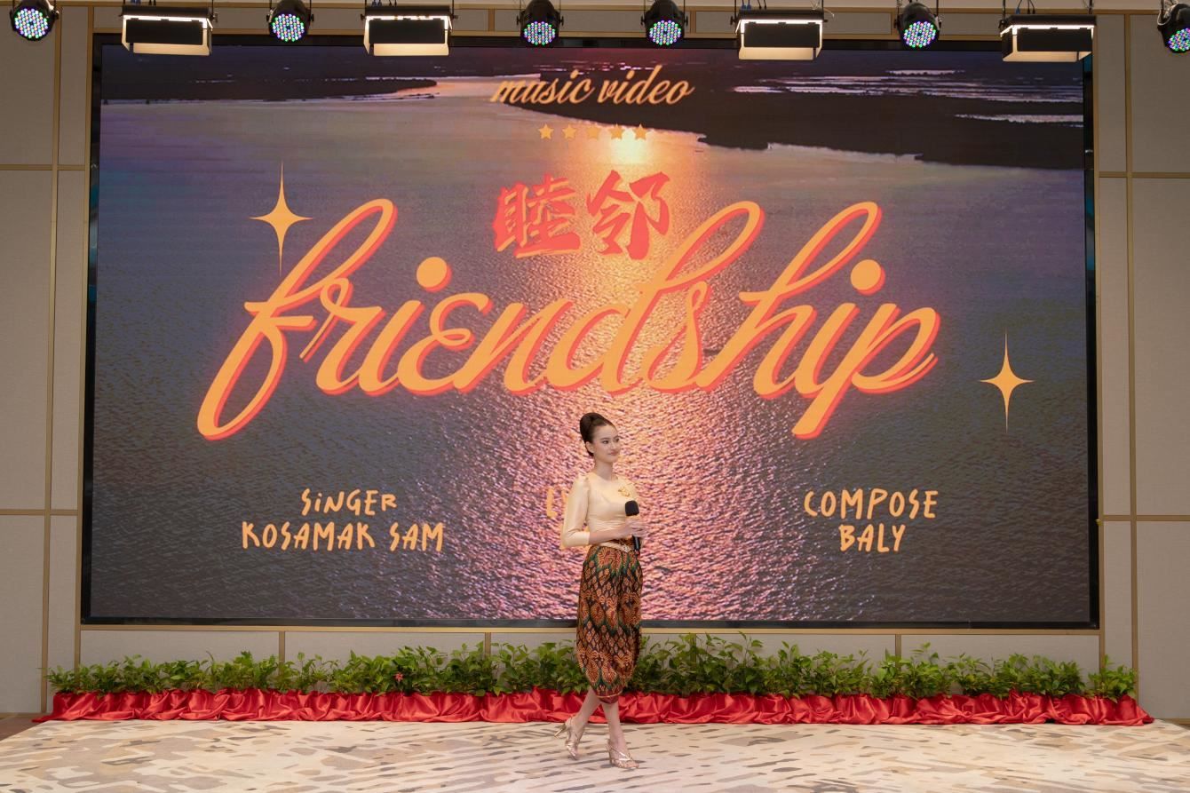 柬埔寨歌手珂撒瑪演唱紀(jì)錄片《睦鄰·柬埔寨》主題曲。柬埔寨數(shù)字電視有限公司供圖