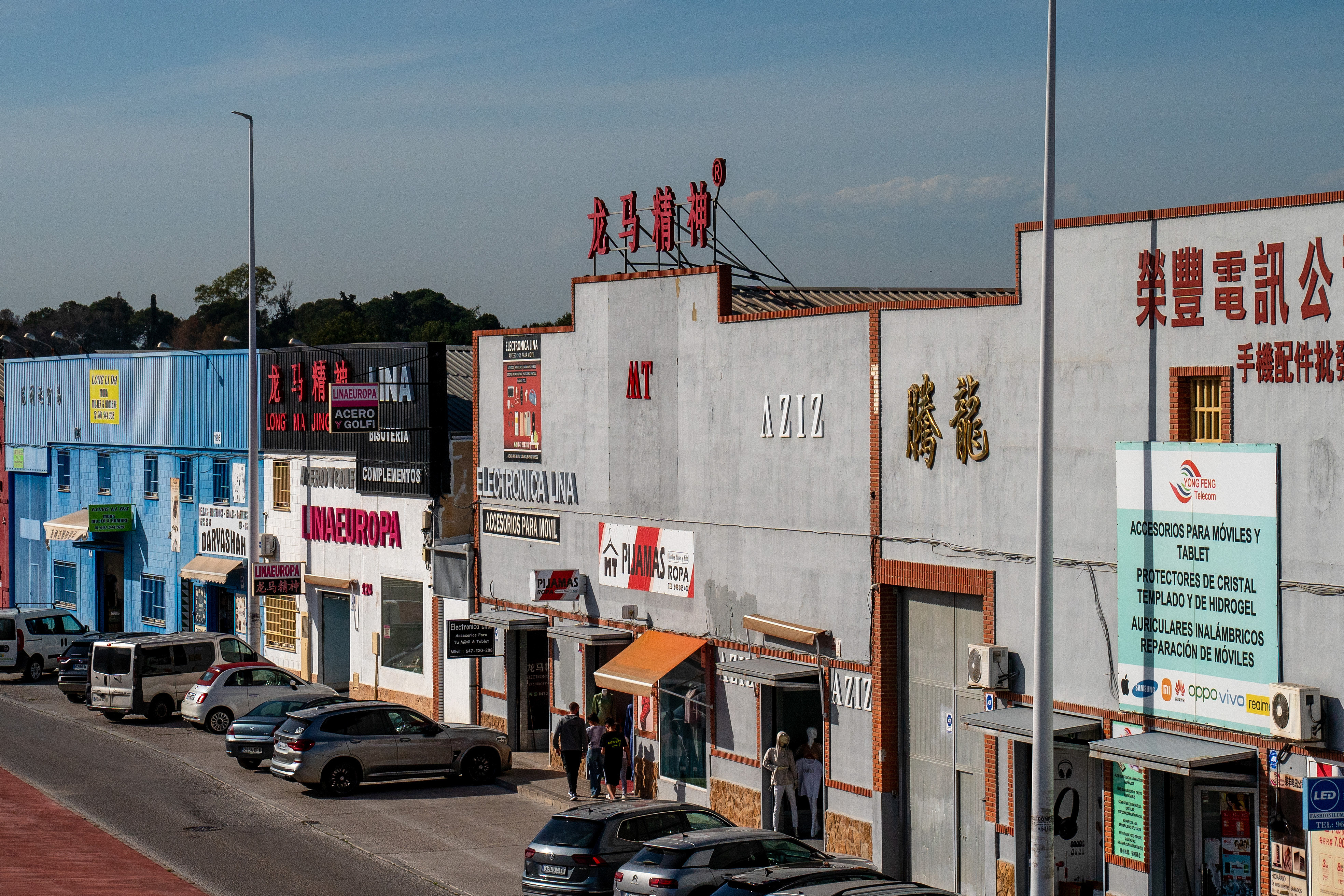 當(dāng)?shù)貢r(shí)間2025年4月10日，西班牙瓦倫西亞國際機(jī)場附近的中資批發(fā)零售商店。