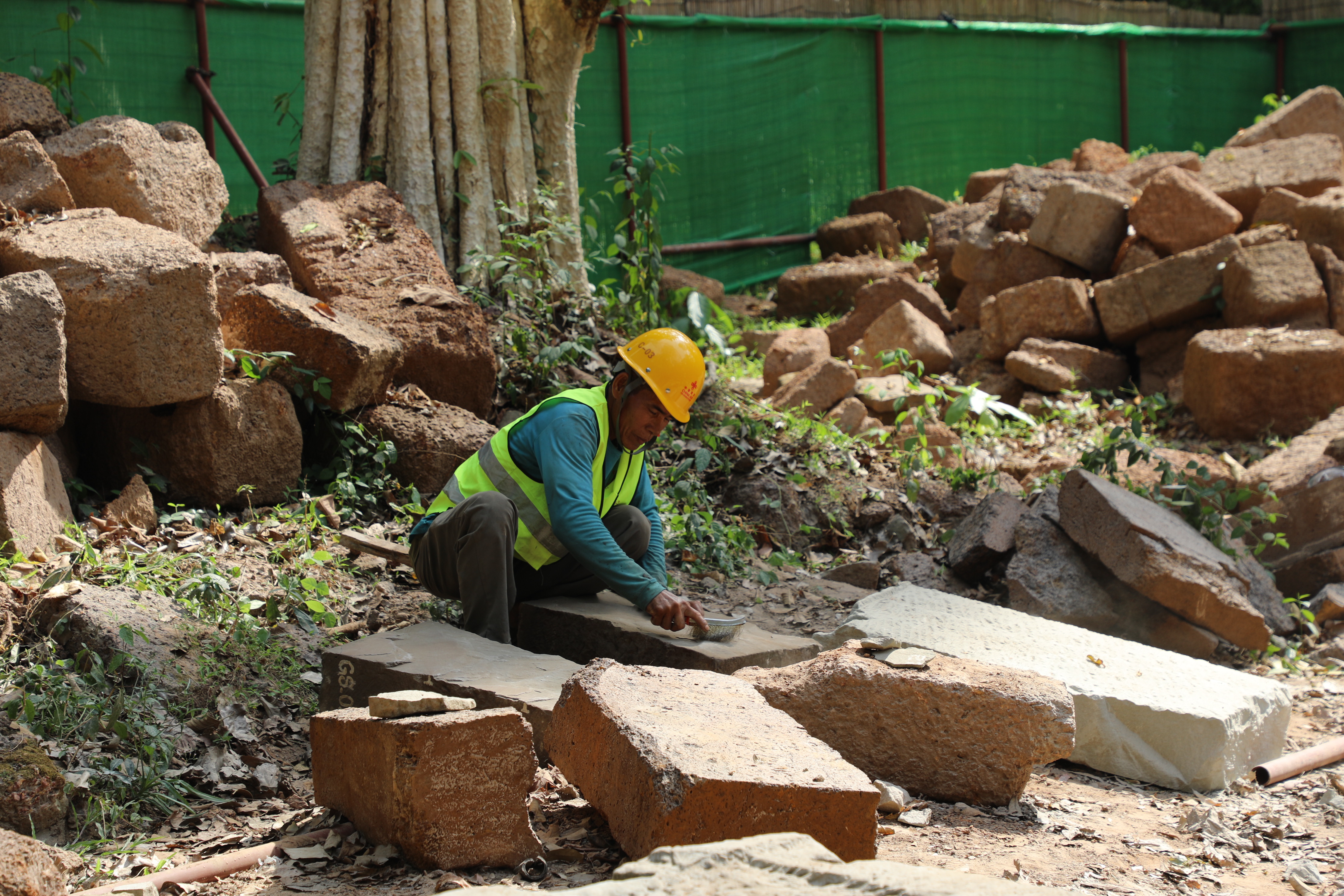 一名柬埔寨工人正在王宮遺址修復(fù)現(xiàn)場工作。（人民日報(bào)記者曹師韻 攝）
