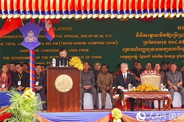 柬埔寨首相洪瑪奈在剪彩儀式上致辭。人民網(wǎng)記者 程是頡攝