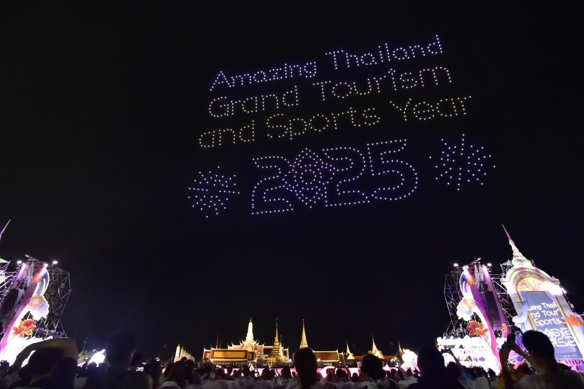 由1200架無人機(jī)組成的燈光秀點(diǎn)亮夜空。泰國國家旅游局供圖