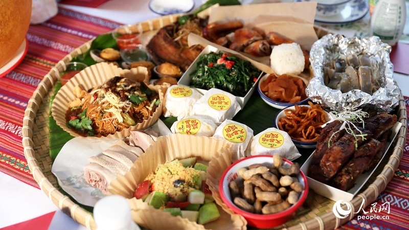 長桌宴上擺滿了海南特色佳肴。人民網(wǎng)記者 符武平攝
